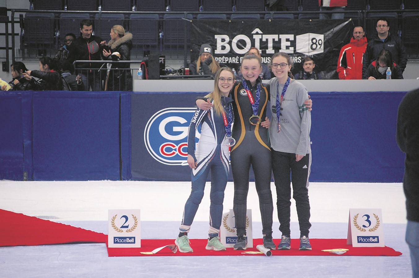 Au centre, Amelia Blinn (Richmond), 1er position; à gauche, Anaée Lapointe (Alma), 2e position; Thalya Tremblay (Chicoutimi), 3e position.