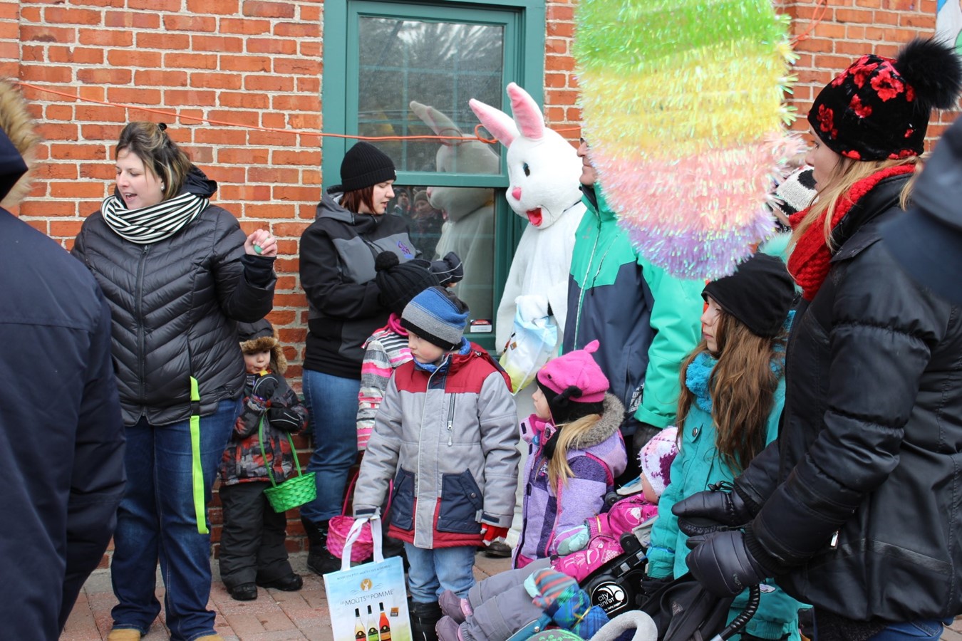 Mme Poule et le Lapin coquin ont réjouit les enfants et les parents