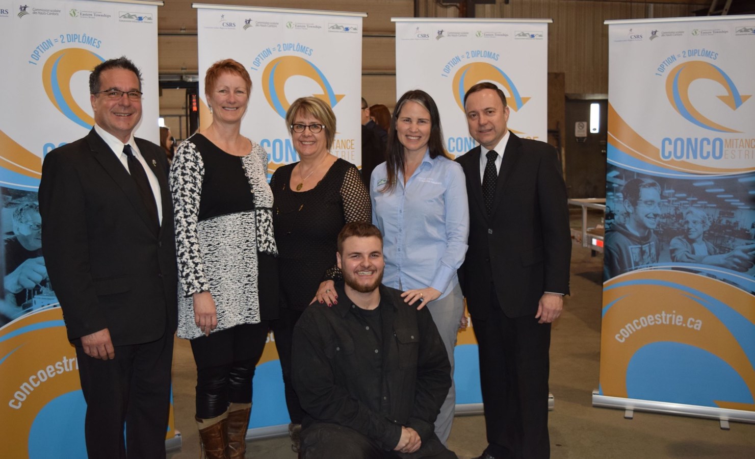 De gauche à droite : Luc Rodrigue, directeur du Centre de formation professionnelle de l’arrondissement de Lennoxville à Sherbrooke; Sylvie Bernier, directrice du Centre de formation professionnelle de Memphrémagog; Julie Caron, directrice du Centre 24-Juin; Chantal Landry, directrice du Centre de formation professionnelle de l’Asbesterie et du Centre d’excellence en formation industrielle de Windsor; Claude Giguère, directeur du Centre de formation professionnelle de Coaticook-CRIFA et Laurent Lavoie, diplômé du programme en concomitance de la formation en sondage-montage.