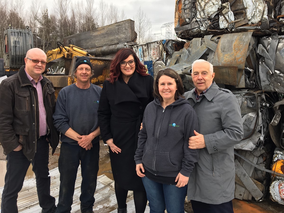 M. Hugues Grimard, préfet de la MRC des Sources et maire de la Ville d’Asbestos, M. Marco Roberge, copropriétaire de Enviro Métal, Mme Karine Vallières, députée de Richmond, Madame Vicky Mallette, copropriétaire de Enviro Métal, M. Alain Lemaire, président de la Table de diversification économique des Sources et président exécutif de Cascades.