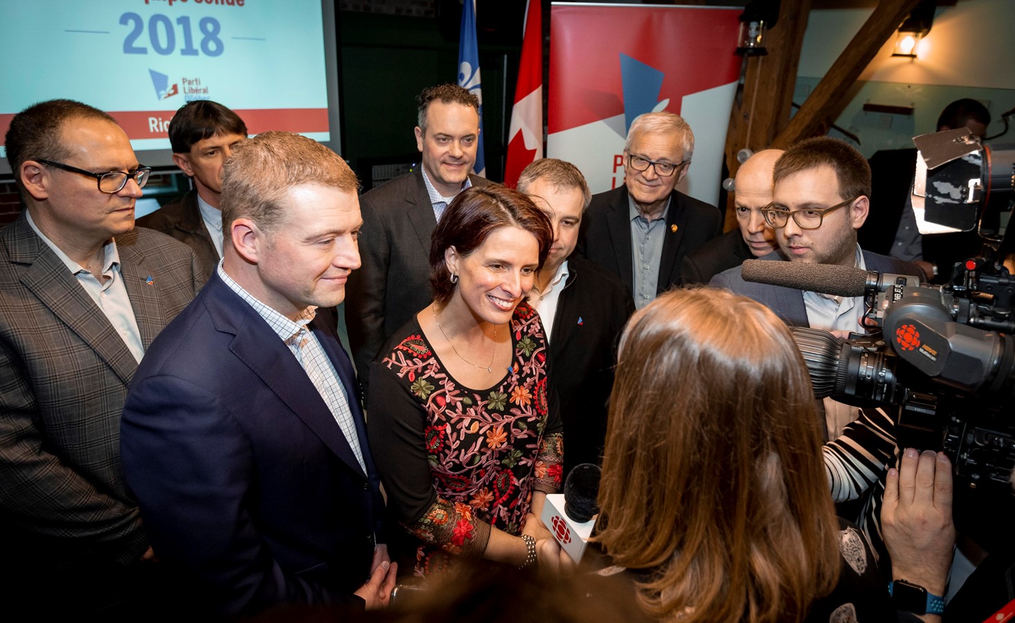 Annie Godbout entourée du ministre de la Famille et ministre responsable de la région de l’Estrie, Luc Fortin, et de députés libéraux.