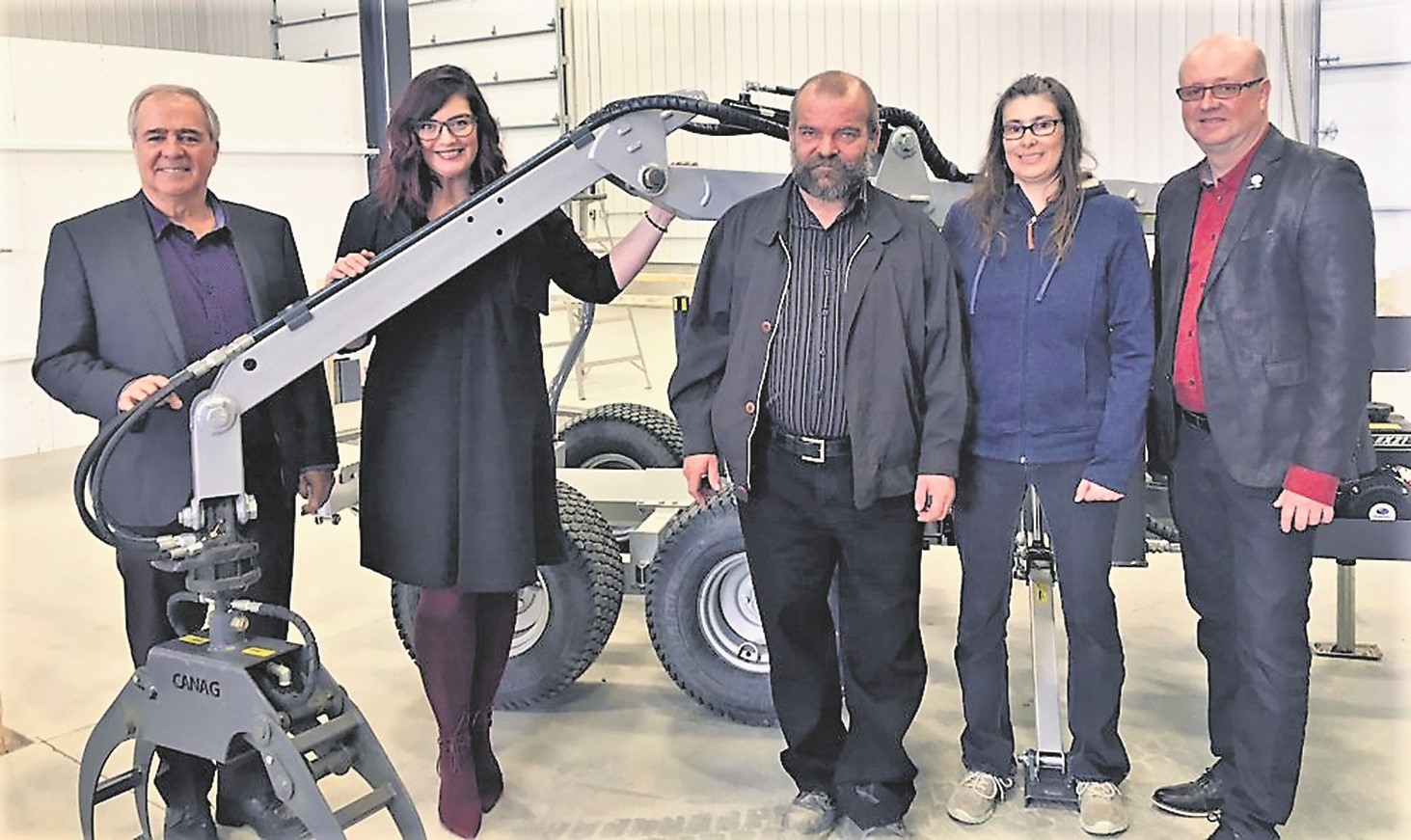 Photo prise lors de la remise d’une assistance financière à l’entreprise Soudure Marc Nadeau du Parc industriel d’Asbestos.