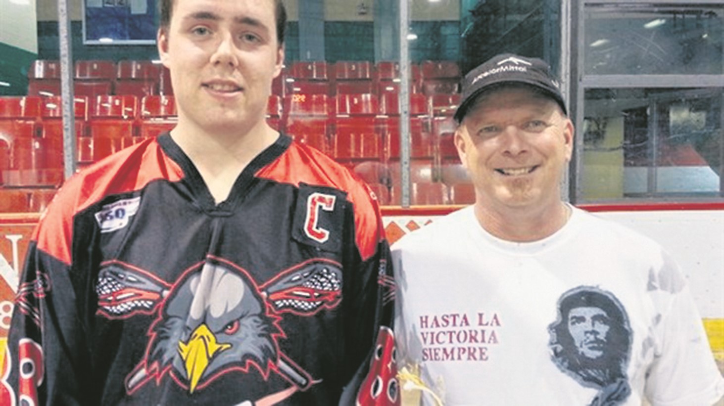 L’un des directeurs et joueur Francis Côté accompagné de l’entraineur René Kendall au sein du Circuit québécois de crosse senior, en 2015 