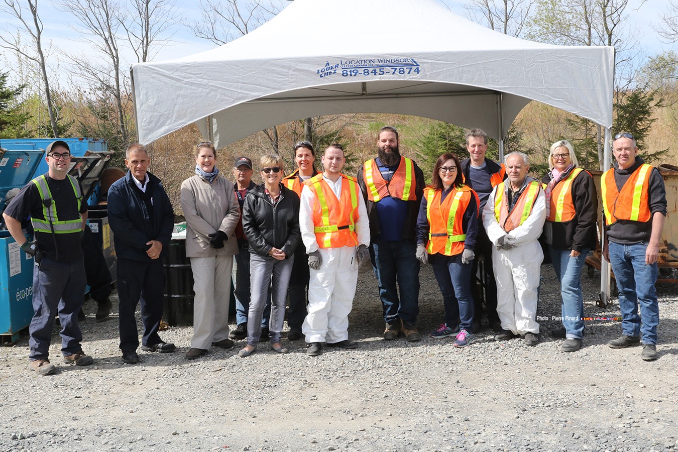 Parmi les élus municipaux et les bénévoles de la région de Windsor qui ont participé à la journée des RDD, cette photo regroupe la directrice générale et secrétaire de la MRC du Val-Saint-François, Manon Fortin; la mairesse de Windsor, Sylvie Bureau et la conseillère principale aux communications de Domtar, Providence Cloutier. 
