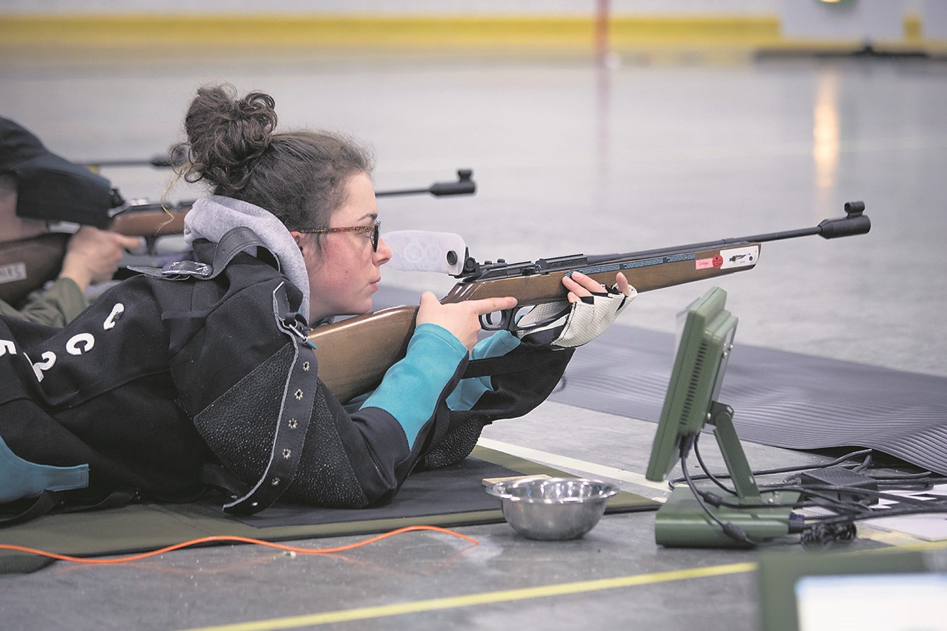 L’adjudant Marie-Clara Delage du CCRAC 2950 vise soigneusement la cible lors du championnat national de tir des cadets à la BFC Esquimalt à Victoria, C.-B.