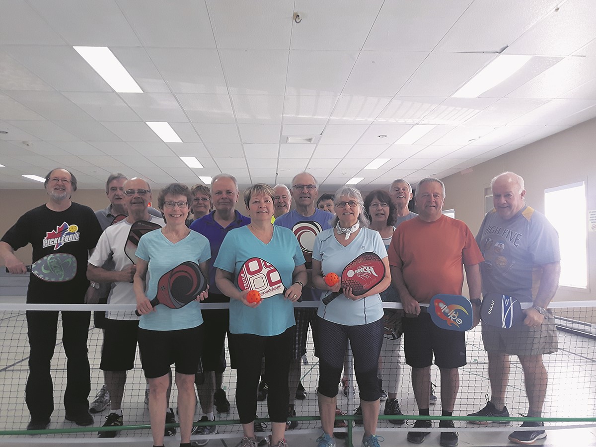 Une photo qui regroupe une quinzaine d’amateurs de pickleball. D’autres joueurs et joueuses s’ajoutent pour la saison.  