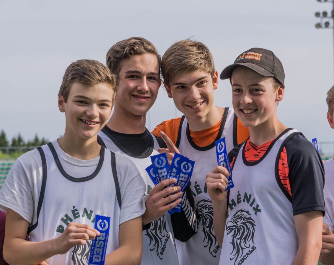 4 des 22 jeunes de l’école de l’Escale d’Asbestos, qui ont participé au championnat scolaire à Sherbrooke.