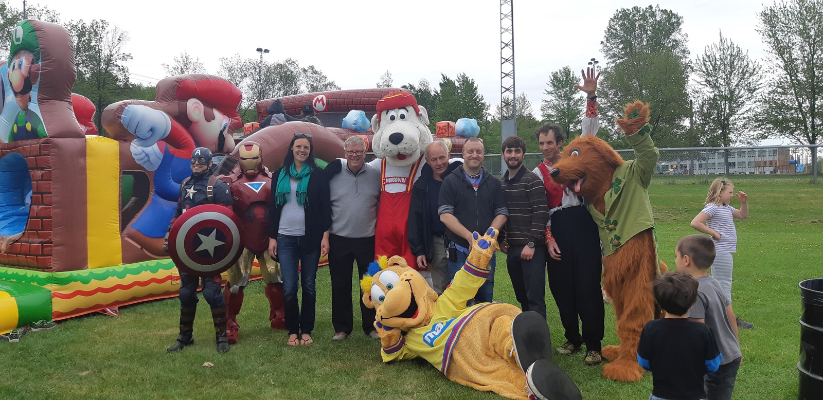 Les mascottes réunies avec les maires, intervenants et le directeurs des loisirs.