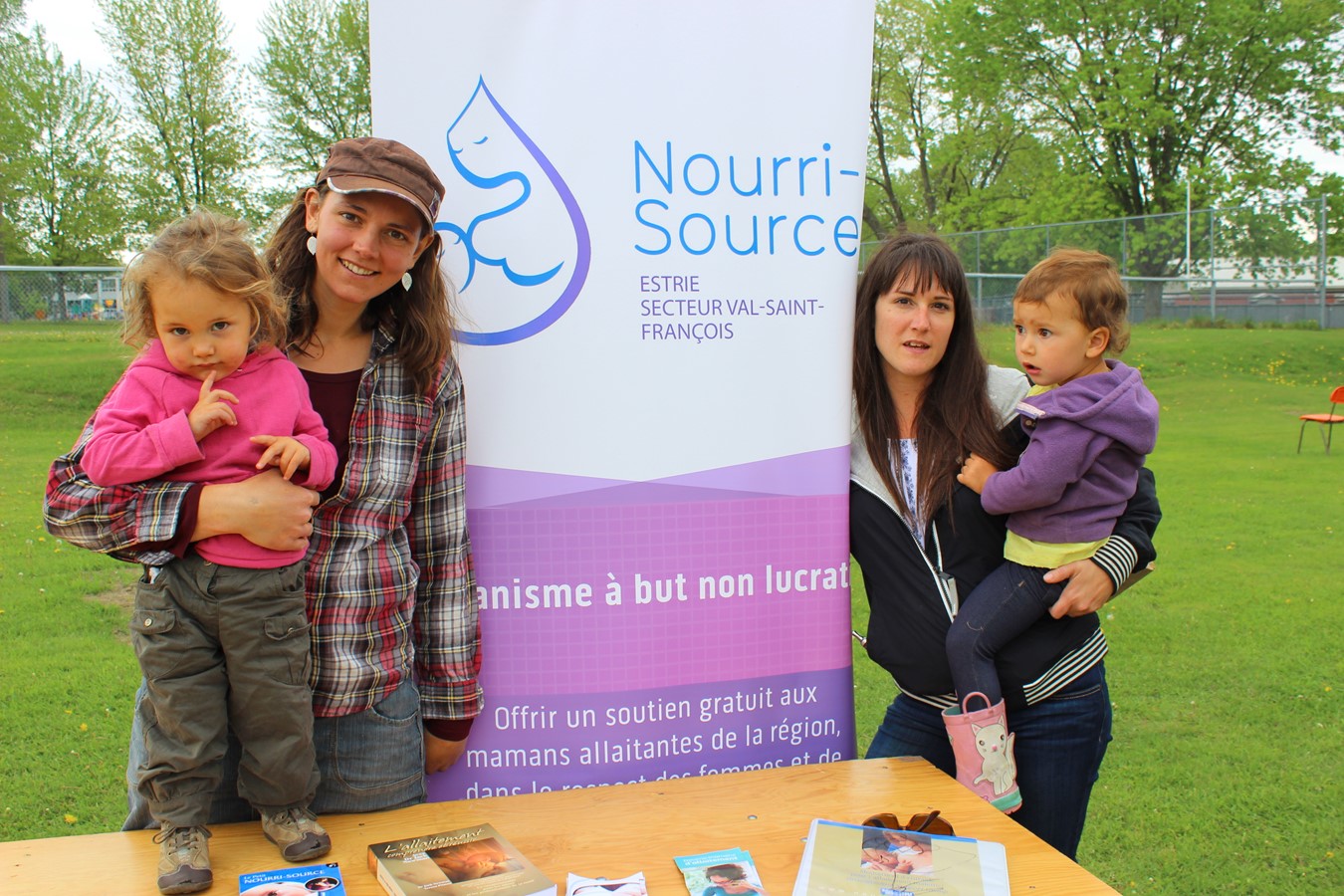 Au kiosque Nourri-Source, Myriam Beaulieu Anne-Marie Aumond avec leurs filles, Myrtille et Kalia.