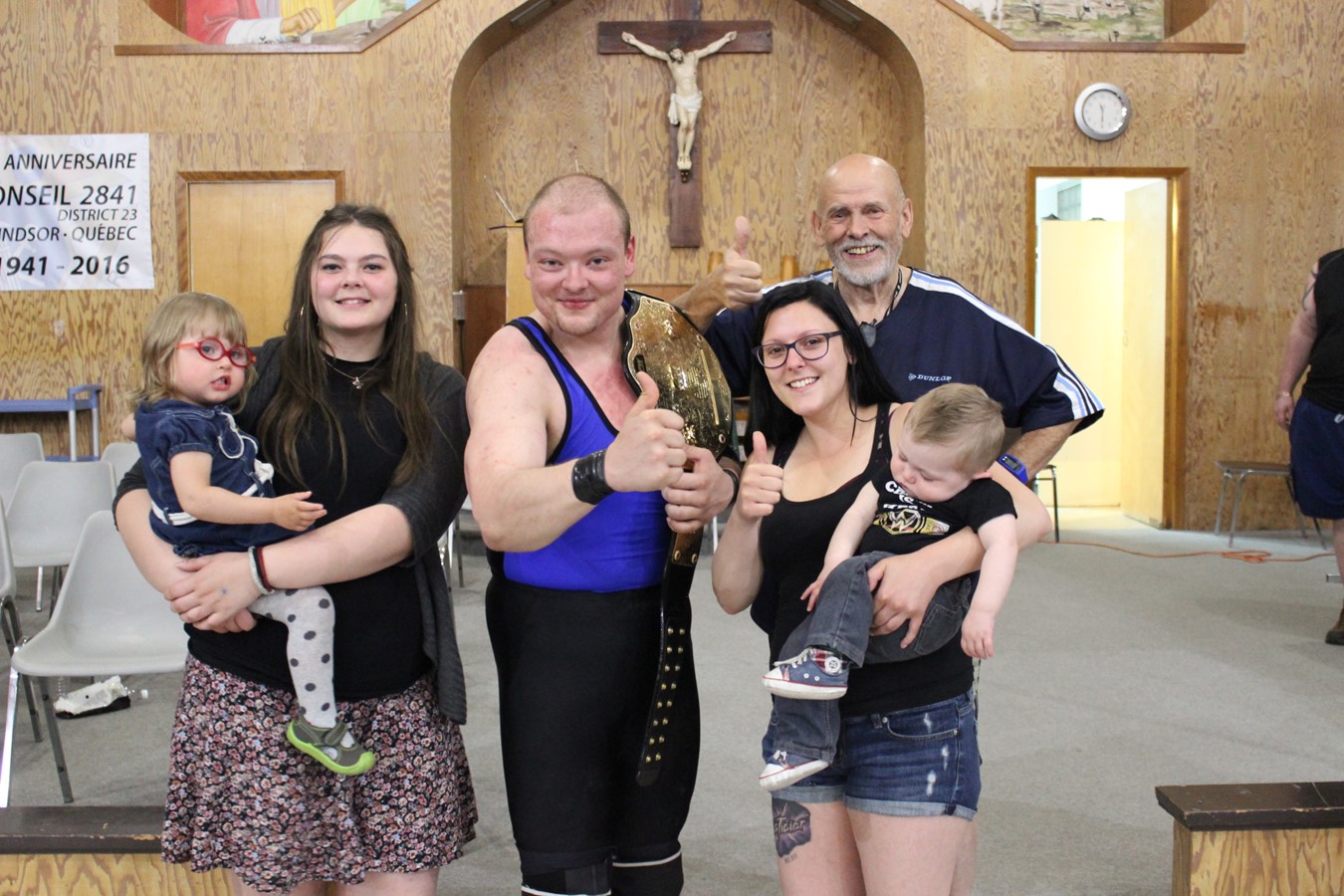Les enfants de Dave Sr. Dans l’ordre habituel : Marie (15 ans), Dave Jr. (24 ans), Jessica (23 ans), un cousin de Dave Sr., André Hurdles, et deux petits enfants de Jessica. Absente sur la photo : Mélissa (13 ans).