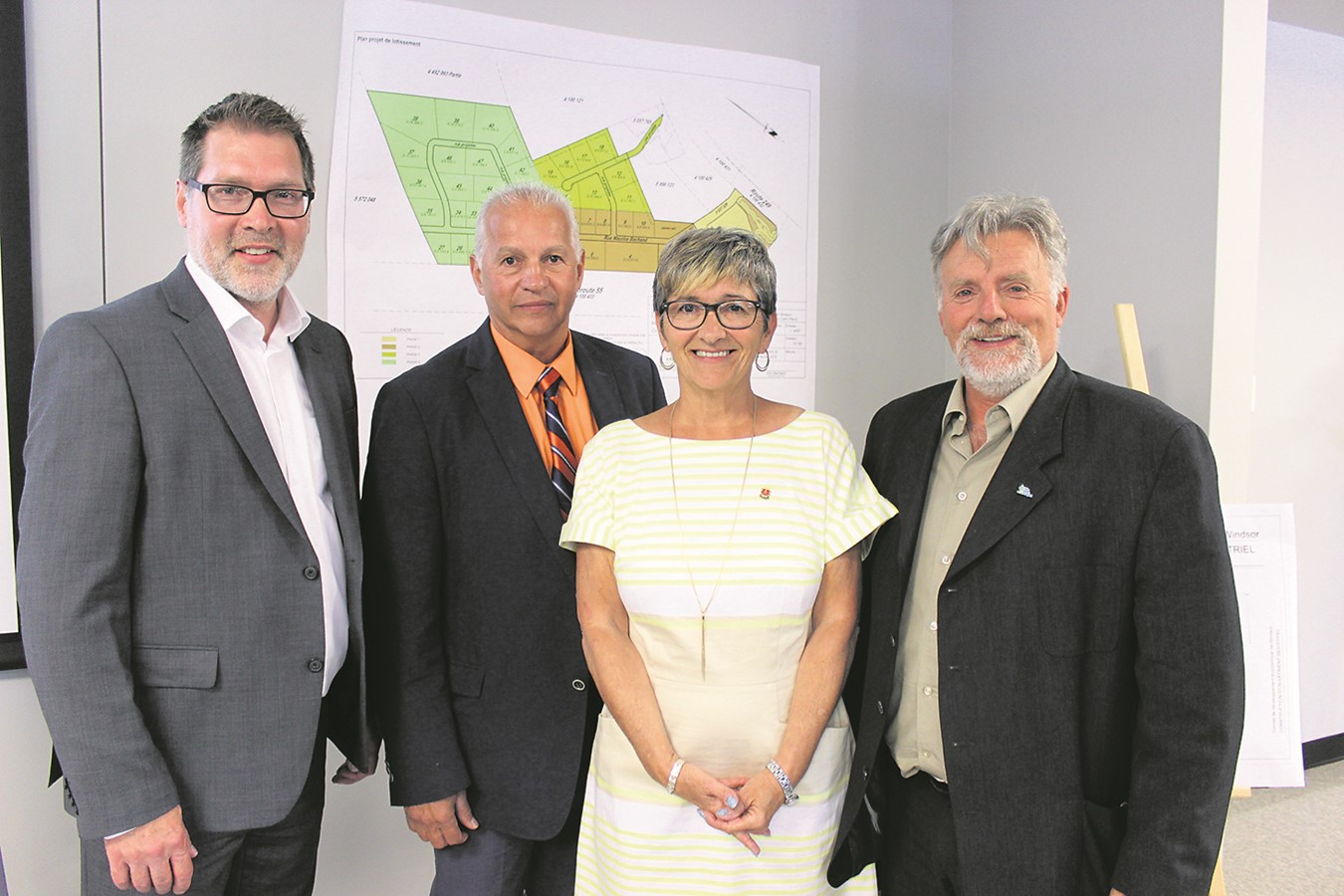 Carlo Fleury, directeur général de la Ville de Windsor; Yvon Paquin, président du Comité de développement économique de Windsor, Sylvie Bureau, mairesse de Windsor et Luc Cayer, préfet de la MRC du Val-Sain-François.