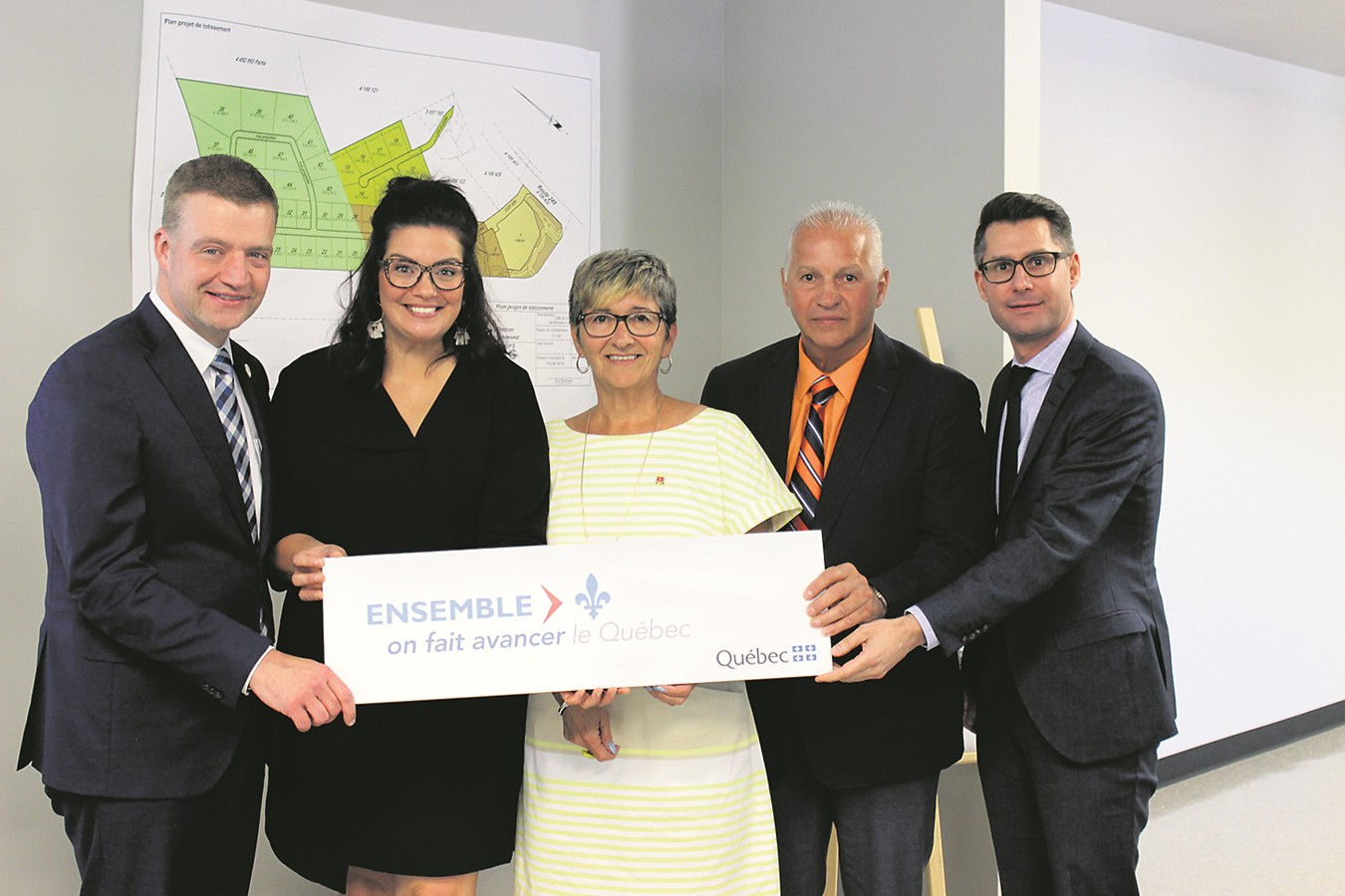 Dans l’ordre habituel : Luc Fortin, ministre de la Famille et ministre de la région de l’Estrie; Karine Vallières, députée du comté de Richmond; Sylvie Bureau, mairesse de Windsor; Yvon Paquin, président du Comité de développement économique de Windsor et Frederic Krikorian, vice-président au Développement durable, affaires publiques et gouvernementales chez Énergir.