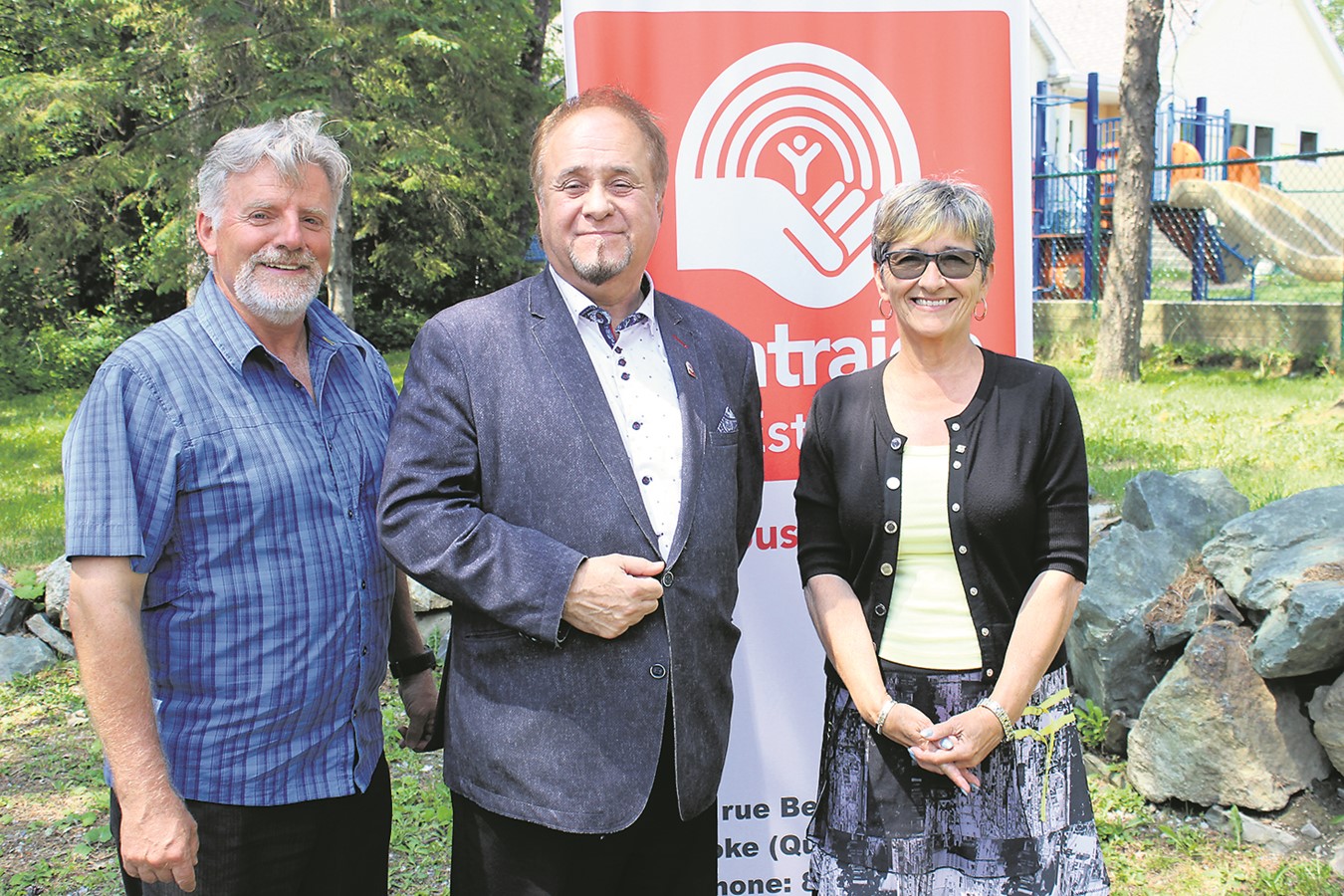 Claude Forgues (au centre) accompagné du préfet de la MRC, Luc Cayer, et de la mairesse de Windsor, Sylvie Bureau.