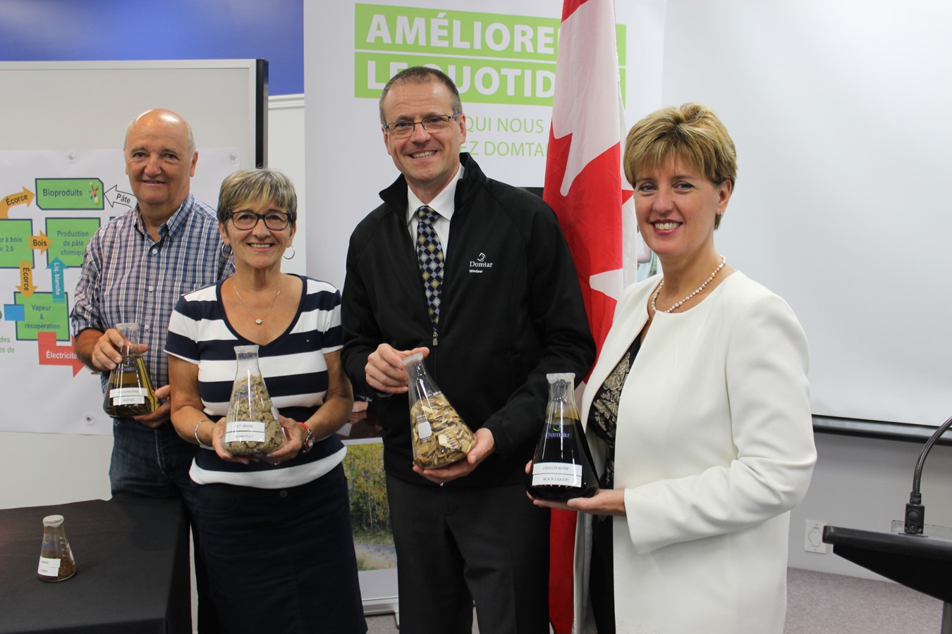 Des bioproduits et biocarburants entre les mains du maire de Val-Joli, Rolland Camiré; de la mairesse de Windsor, Sylvie Bureau; du directeur général de l’usine Domtar, Eric Ashby, et de la ministre du Développement international, Marie-Claude Bibeau.