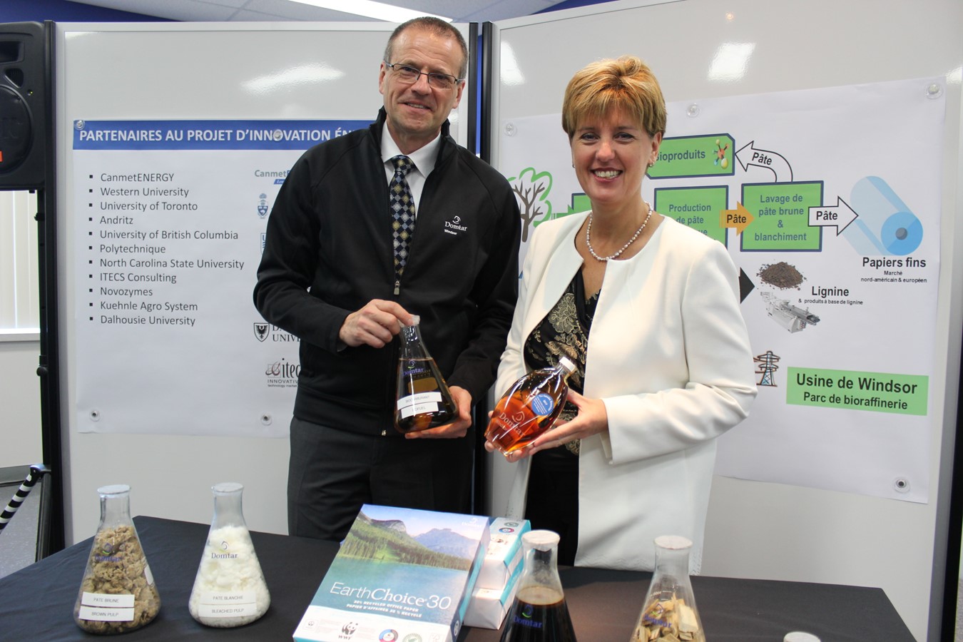 Le directeur de l’usine Domtar, Eric Ashby, et la ministre de Développement international, Marie-Claude Bibeau.