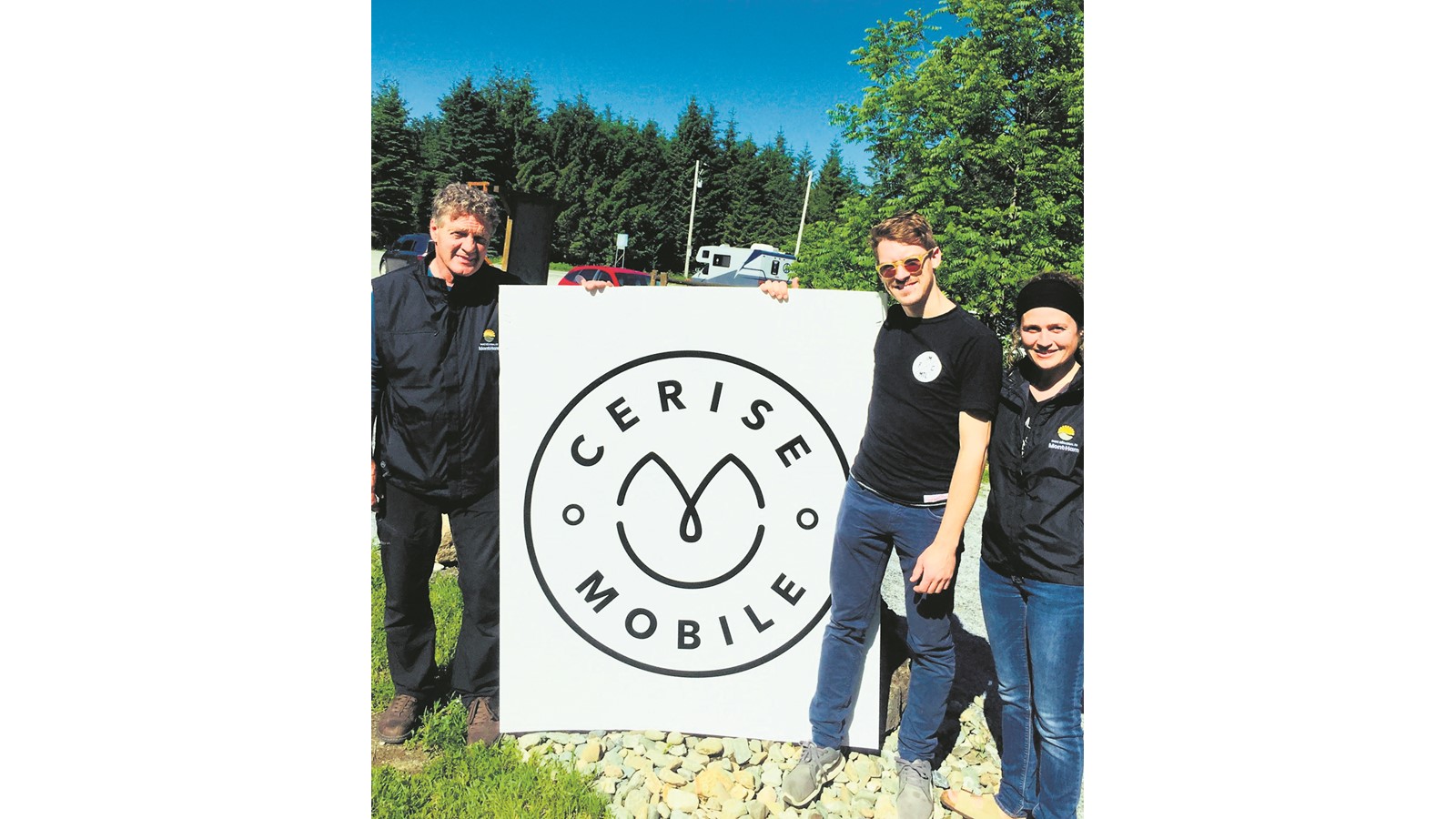 De gauche à droite, le nouveau fournisseur au Parc régional du Mont-Ham, Sylvain Valiquette, directeur et secrétaire-trésorier du Parc, Jérôme Dionne, président de Cerise Mobile, traiteur- prêt-à-manger, Christine Leroux, responsable de l’accueil et service à la clientèle du Parc régional
