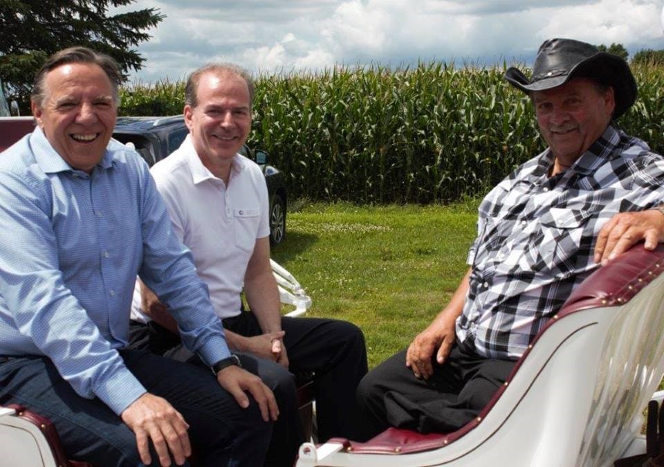 François Legault chef de la CAQ en compagnie de André Bachand, candidat et Jean Richard, président du Festival country de Wotton