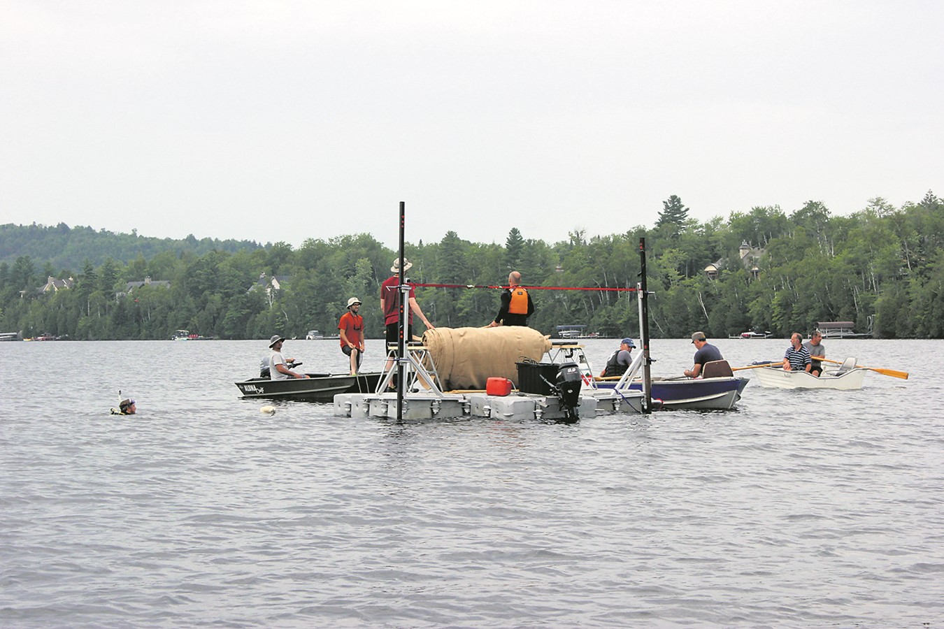 Les lisières de toile de jute sont cousues pour former de grands rectangles d’environ 350 mètres étalés sur le lac.