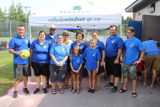 Les membres de l’Association de soccer de Windsor en présence de la mairesse Sylvie Bureau. À partir de la gauche : Dany Davey, Emily Marckwell, Gérard Robinson, Marylène Brunelle, la mairesse Sylvie Bureau, Nellie Goulet (à l’avant), Julie Pinette (à l’arrière), Mathilda Goulet (avant), Cynthia Goulet (avant), Cynthia Dénommée, Hugues Thibeault et Justin Thibeault.