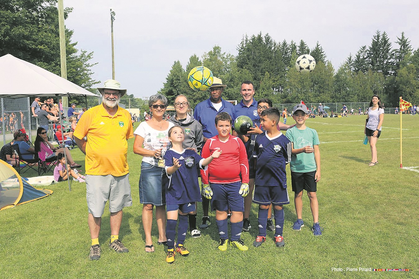 À l’arrière, le directeur de Soccer Estrie André Cabana, la mairesse de WIndsor Sylvie Bureau, l’adjointe de Soccer Estrie aux compétitions Audrey Lagarde, Gérard Robinson et Dany Davey du Nitro et, à l’avant, des jeunes joueurs et joueuse.