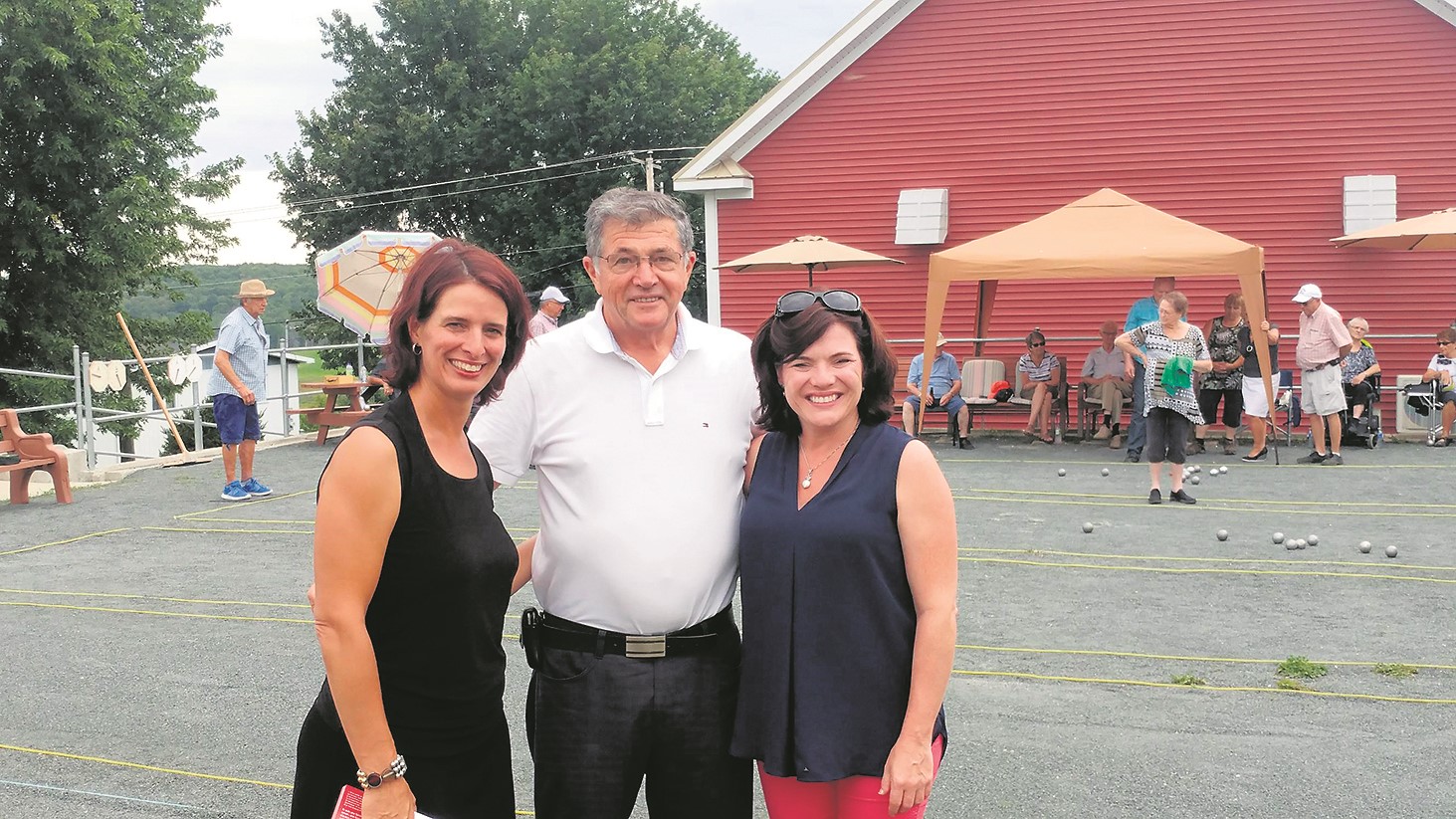 Annie Godbout, Hervé Provencher, Maire de St-Claude, et Véronyque Tremblay, Ministre déléguée au Transport.