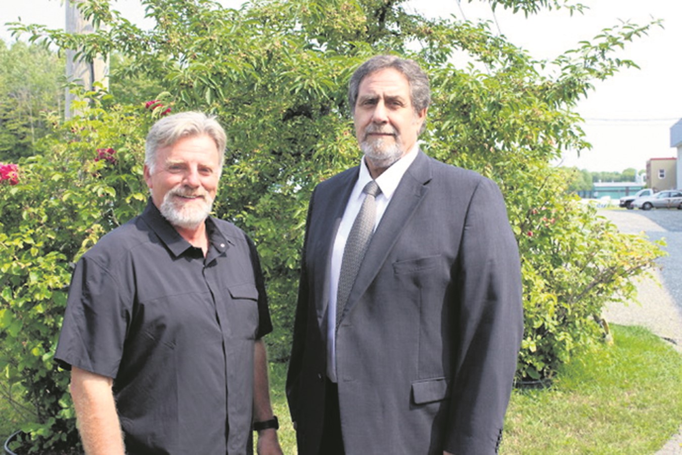 Le préfet Luc Cayer et le directeur de Développement Val-Saint-François.