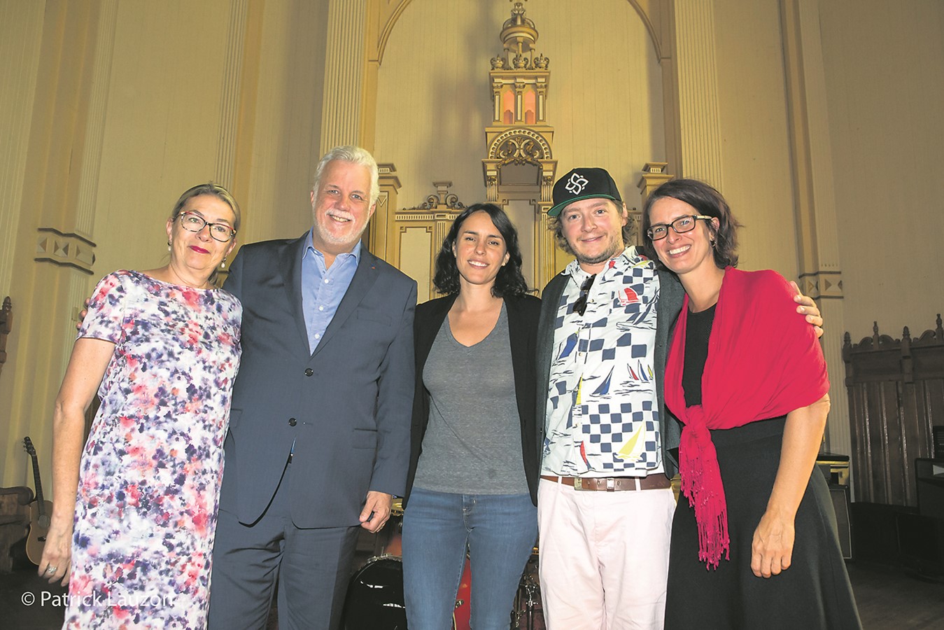 De gauche à droite, l’épouse du Premier Ministre, Suzanne Pilote, le Premier Ministre du Québec Philippe Couillard, Suleyka Montpetit, cofondatrice de la ferme des 4 temps, Pilou et Annie Godbout candidate libérale dans Richmond.