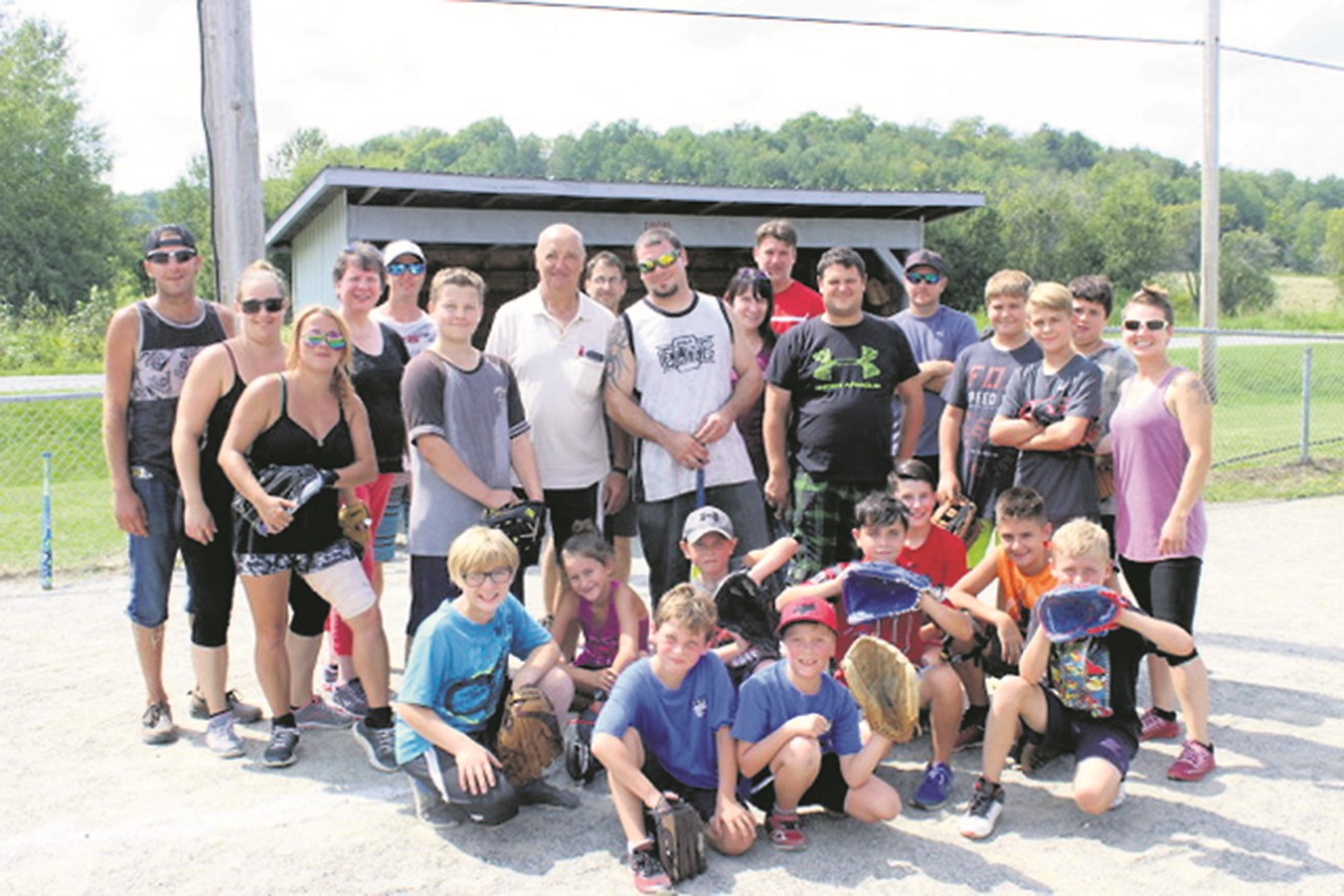 À l’amorce d’une joute amicale, cette photo regroupe les jeunes de la balle molle, les entraineurs et parents ainsi que le maire de Val-Joli Rolland Camiré, des membres du conseil municipal et des bénévoles.