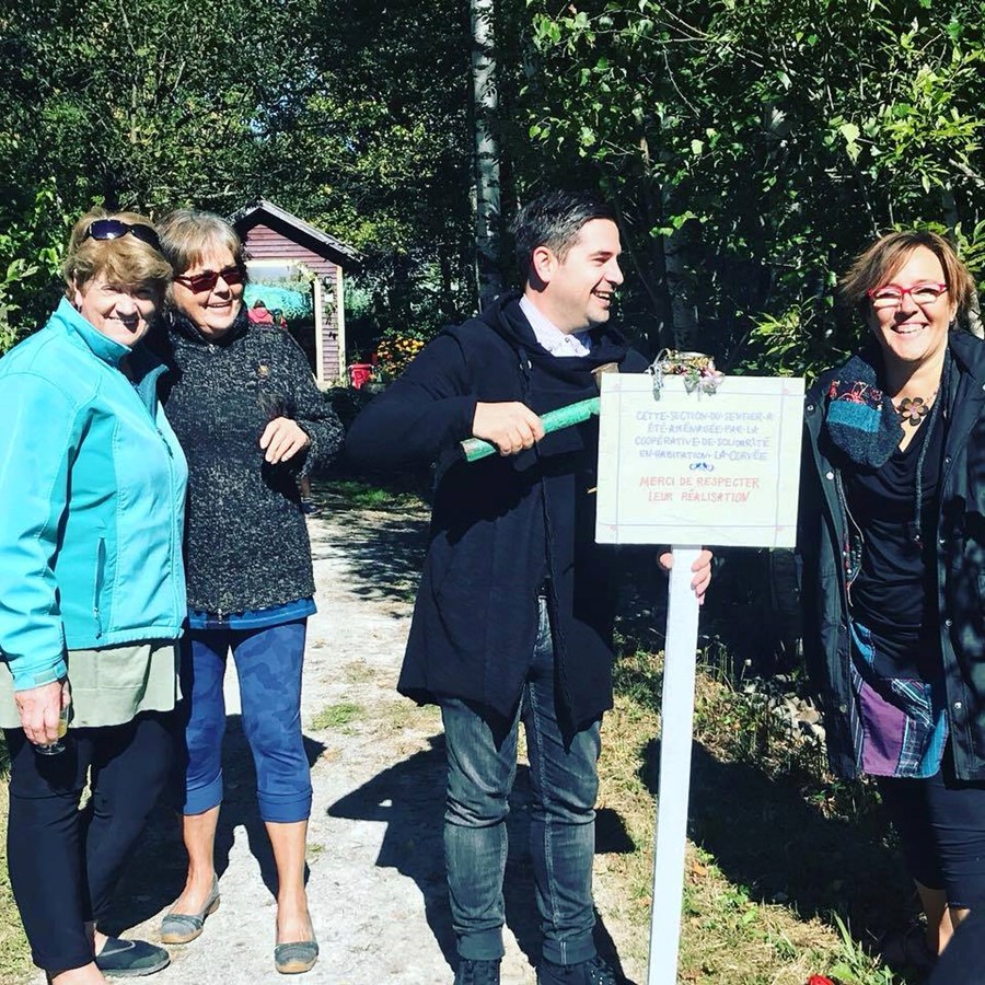 De gauche à droite, Mesdames Lorraine Proulx et Monique Royer, le maire de St-Camille, Philippe Pagé, ainsi que Mme Lucie Cormier, conseillère municipale.