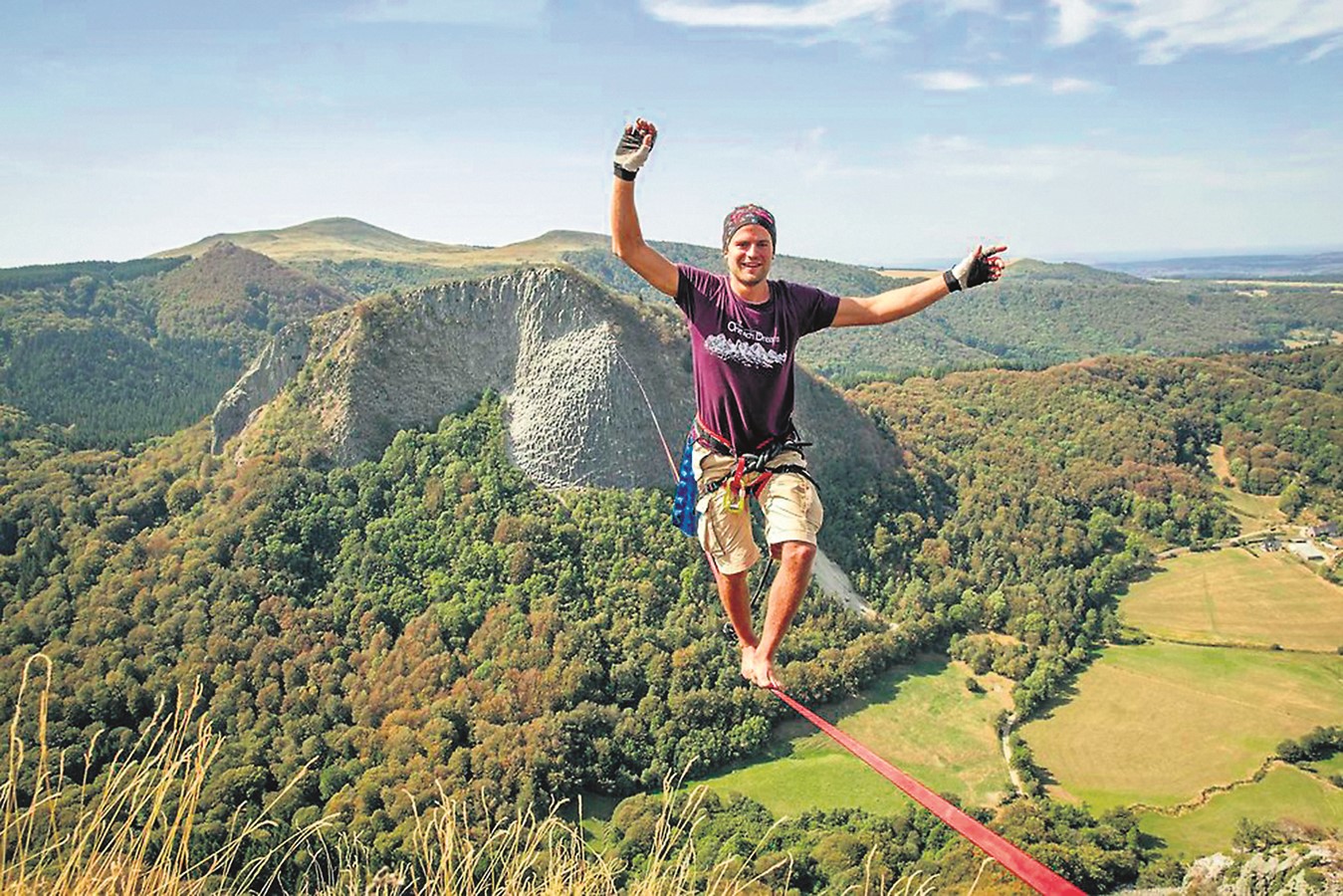 À titre indicatif, Alexander Schulz, adepte de la Slackline à travers le monde.