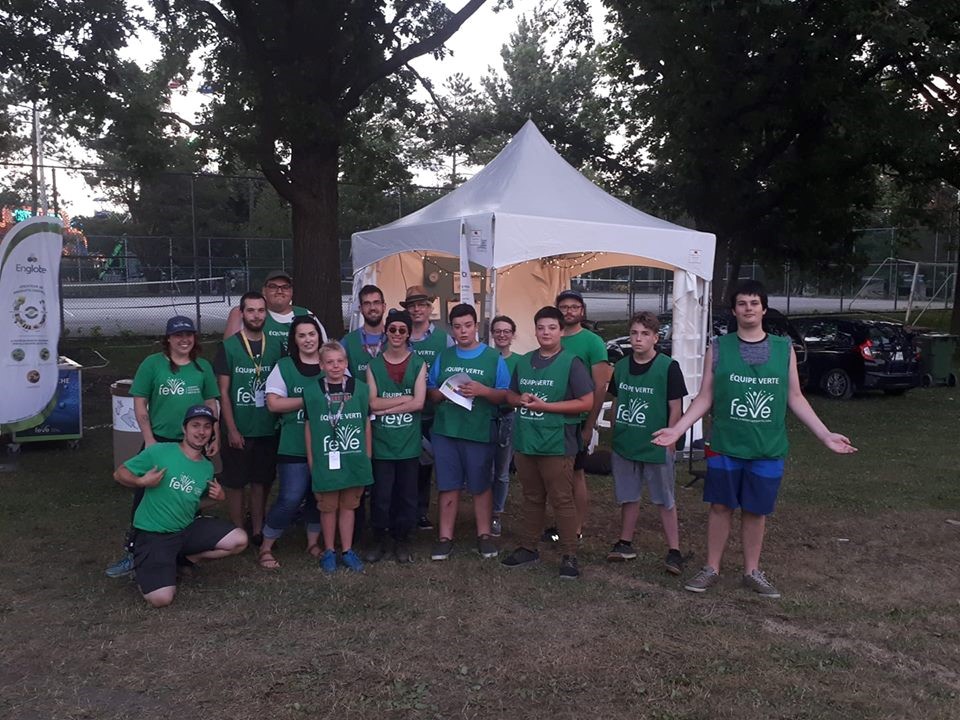 Des participants de la Maison des jeunes de Danville à l’œuvre lors d’un des festivals en Estrie.