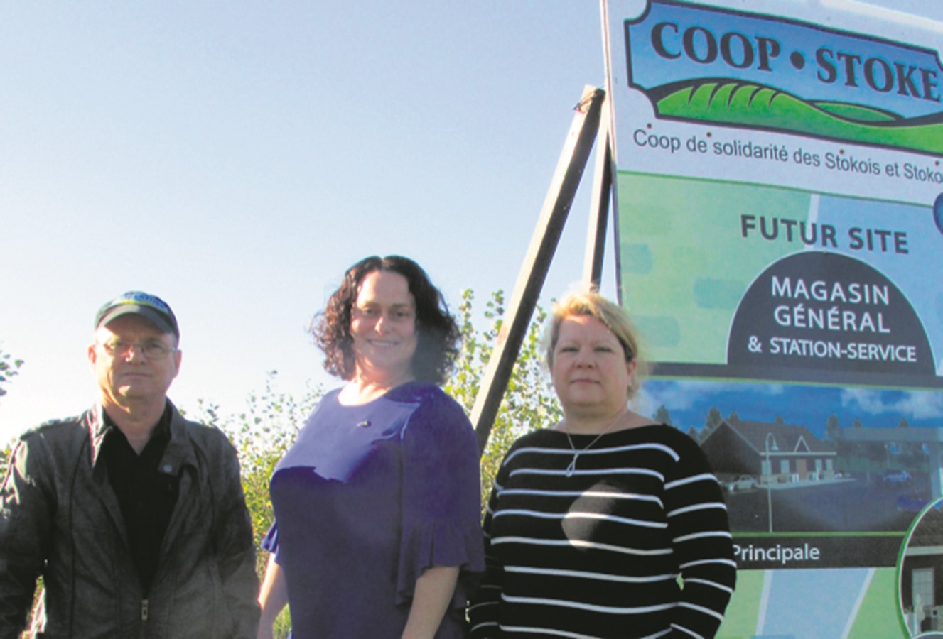 Dans l’ordre habituel : le vice-président Denis Gosselin, la candidate Gloria Blais et la présidente de la Coop, Diane Dandonneau.