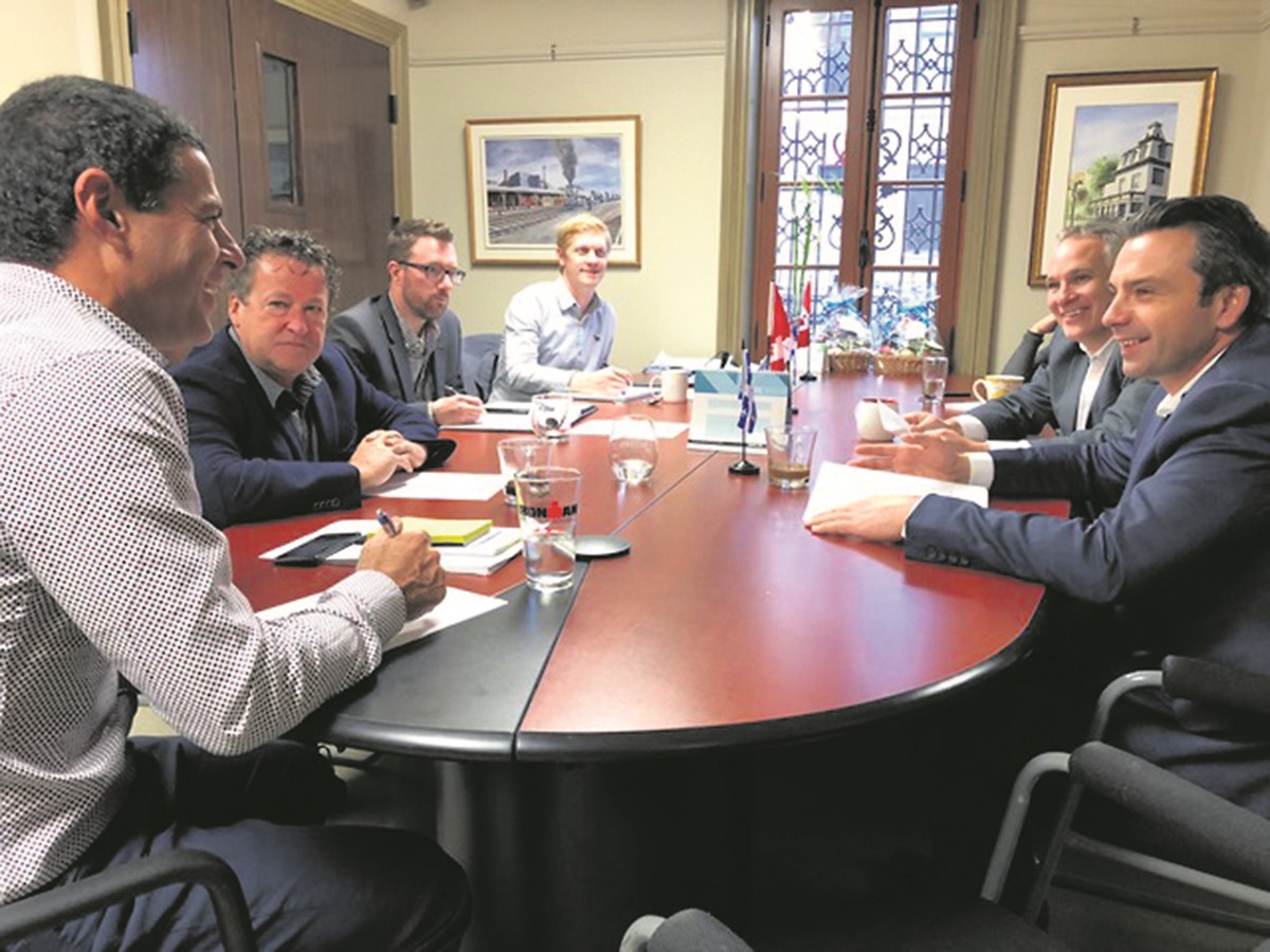 Les députés Alain Rayes, Donald Martel, Éric Lefebvre et Sébastien Schneeberger en compagnie de membres de leur équipe lors de la rencontre.