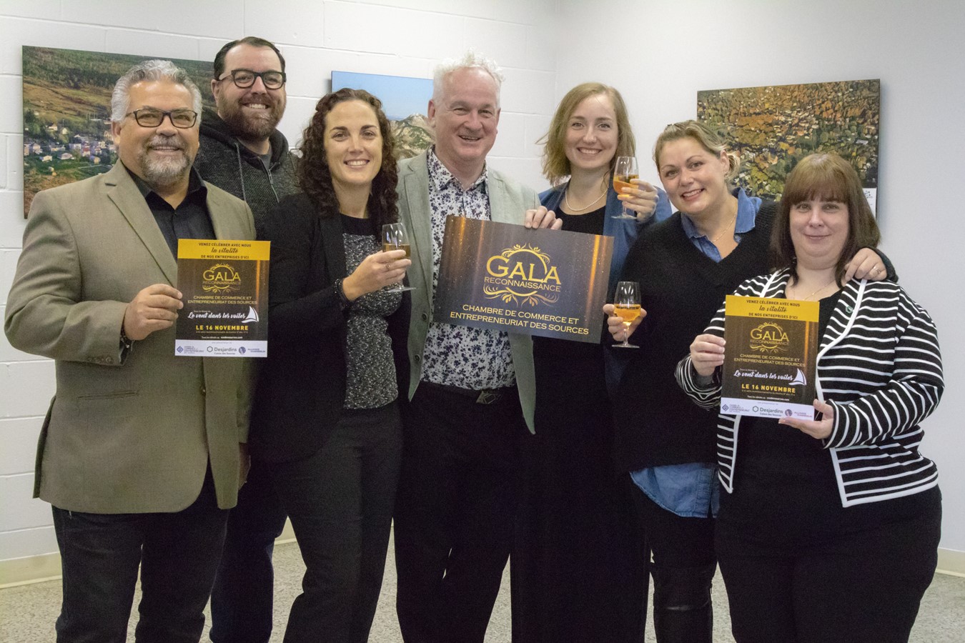 De gauche à droite : Le comité organisateur : Pierre St-Aubin (Vice-Président, Alliance Magnésium), Charles-Antoine Leblanc (administrateur de la CCES), Isabelle Lodge (présidente de la CCES), Alain Blanchet (animateur de la soirée), Rebecca Lemay Dostie (Coordonnatrice de la CCES), Julie Coulombe (trésorière de la CCES) et Caroline Massicotte (Agente Communications et liaison membres, Caisse Desjardins des Sources).