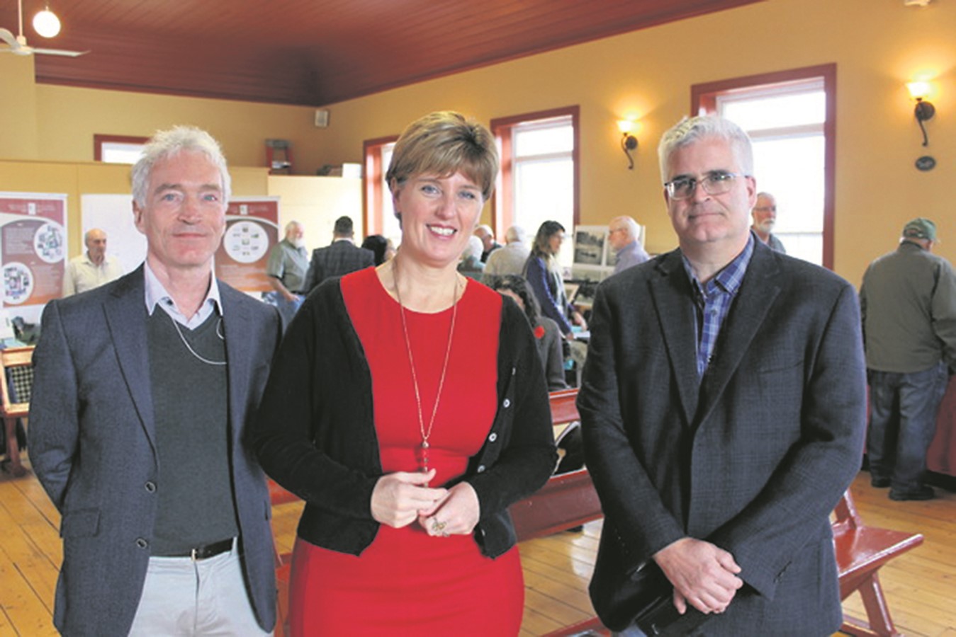 La ministre Marie-Claude Bibeau accompagnée de Dwane Wilkin, directeur du projet QAHN et de son collègue Matthew Farfan, directeur exécutif.