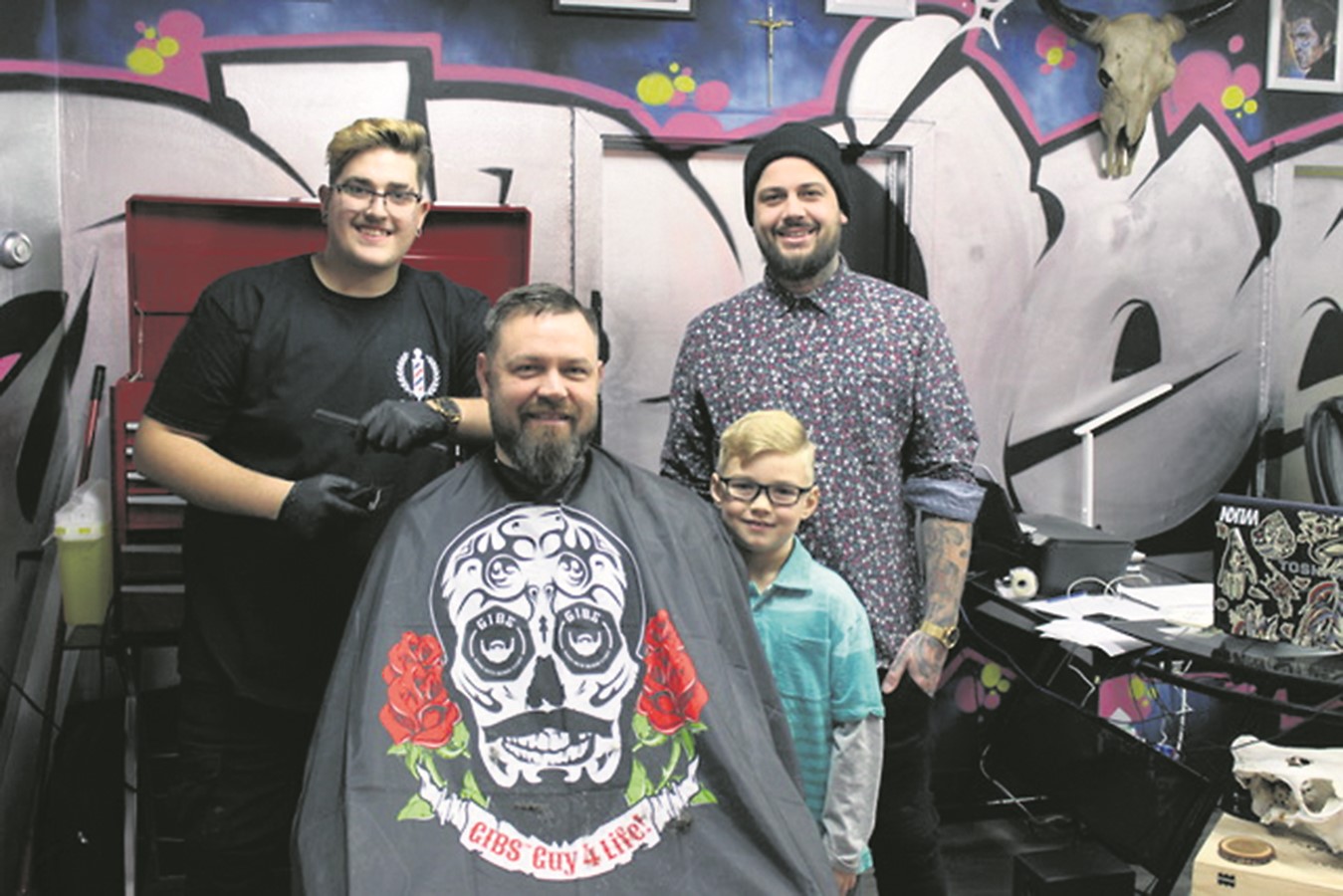 Pascal Guillette est déjà un client assidu de la barbershop de Corry. Il était sur place avec son fils, Justin, qui est le neveu de Corry. Apparait aussi Fred Dubois.    