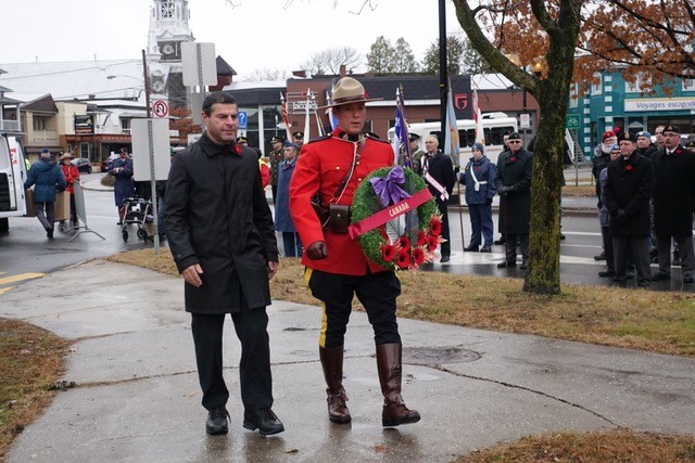 Alain Rayes accompagné d’un gendarme de la GRC en habit d’apparat.