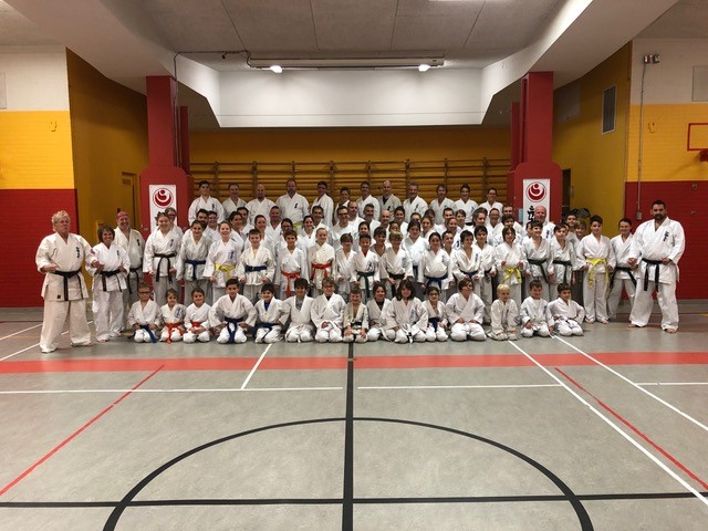 À l’extrême gauche, M. Shihan André Gilbert, 8e dan et Mme Shihan France Carrier 5e dan (propriétaire de l’école de karaté France Carrier). À l’extrême droite, Sempei Marie-Eve Frappier 1re dan et Sempei Steve Morin 2e dan, tous deux enseignants pour l’école de Windsor.