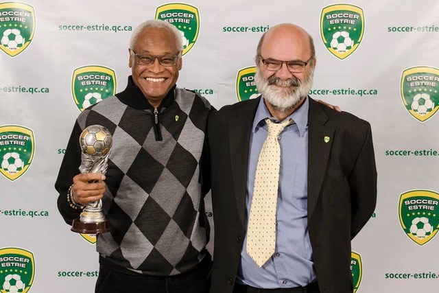 Le directeur technique du Nitro, Gérard Robinson, et André Cabana, directeur de Soccer Estrie lors du gala.
