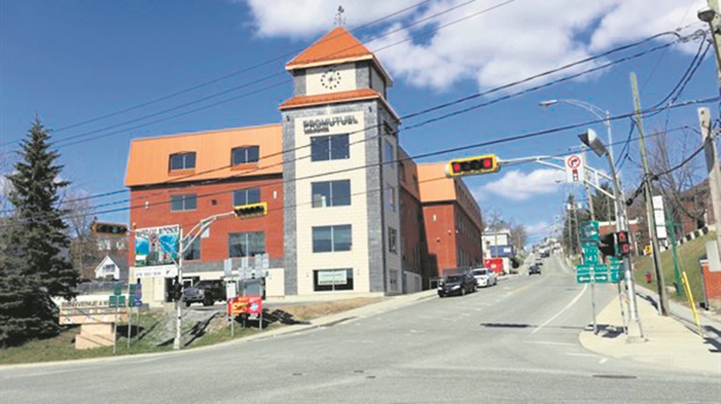 Sur cette photo du Complexe Windsor apparait l’enseigne de Promutuel Assurance en 2014. Peu d’années se sont écoulées pour l’adoption du télétravail pour la clientèle et les employés.