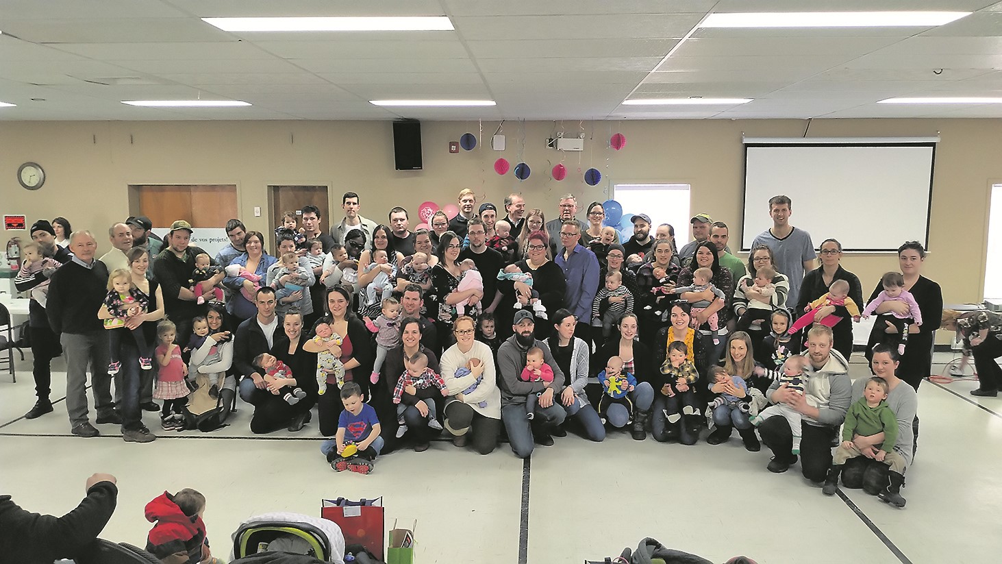 Cette photo regroupait les bébés et les familles accompagnés des maires Herman Herbers (Canton de Cleveland), James Johnston (Canton de Melbourne) Bertrand Ménard (Richmond); le député de Richmond, André Bachand; l’attaché politique de Alain Rayes, Alexandre Mailhot.