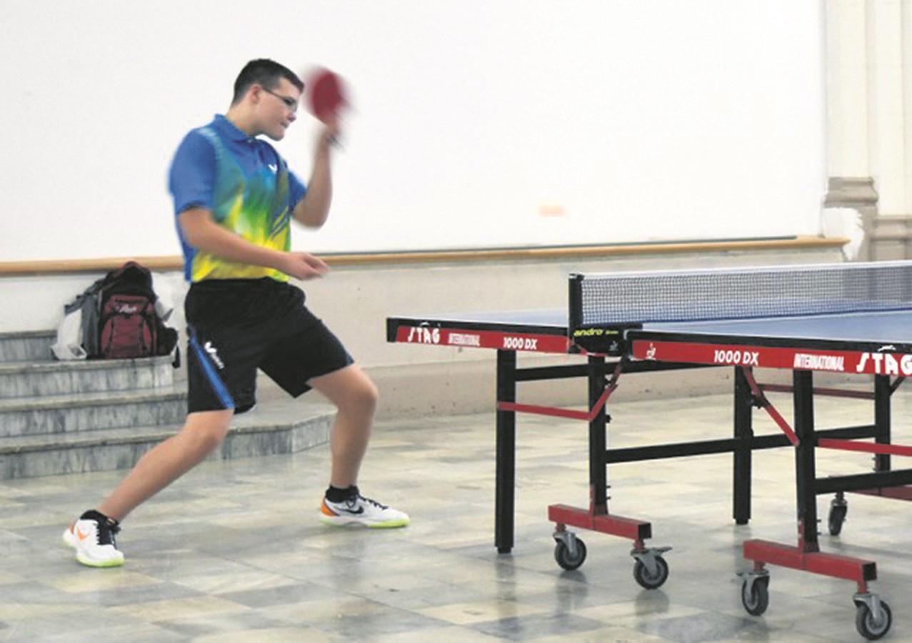 Mathieu Benoit en action lors de la Finale régionale des Jeux du Québec, dimanche dernier. Les compétitions de tennis de table se dérouleront lors du 2e bloc des Jeux, soit du 5 au 9 mars. Bonne chance Mathieu!