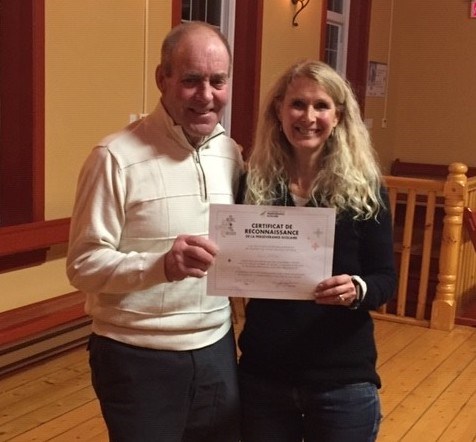 Le maire James Johnson accompagné de sa collègue Lois Miller, conseillère au siège numéro 1, qui reçoit le Certificat de Reconnaissance.