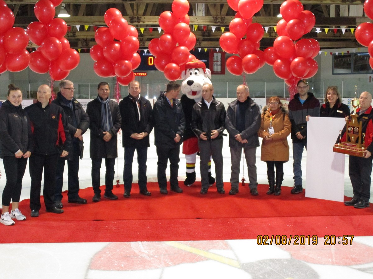 La cérémonie d’ouverture officielle de la 56e édition du tournoi national atome Mousquiri a eu lieu vendredi soir dernier à l’aréna de Richmond en présence de nombreux invités. La présidente d’honneur Amelia Blinn a accompagné le président du tournoi, Guillaume Cayer-Richard lors du dépôt de la rondelle.