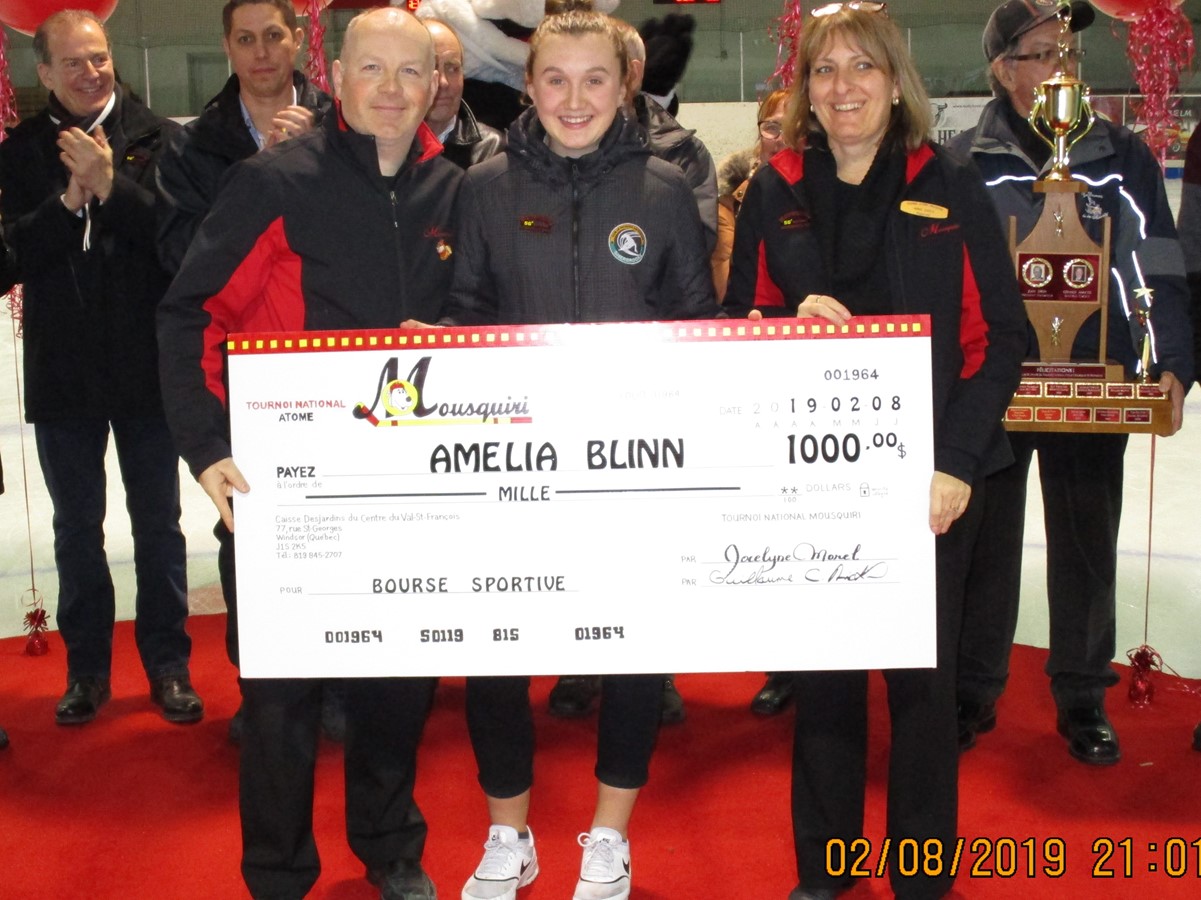 Le comité organisateur de la 56e édition du tournoi national atome Mousquiri a tenu à démontrer son support à la jeune Amelia Blinn en lui remettant un chèque de 1000$ pour l’aider à persévérer dans la discipline du patinage de vitesse. La présentation a été faite par le président Guillaume Cayer-Richard et Annie Daigle.
