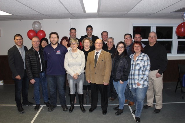 Au centre de la photo : la mairesse de Windsor, Sylvie Bureau; la présidente du tournoi, Nathalie Lafrenière et le président honoraire, Jacques Corriveau. S’ajoutent les députés Alain Rayes et André Bachand, l’équipe du Tournoi pee-wee et bantam de Windsor, des gens d’affaires et invités.