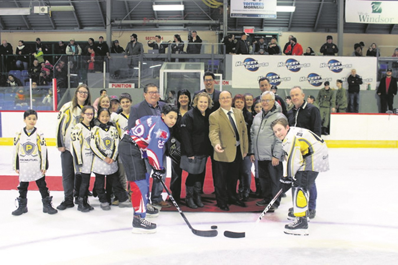 La mise en jeu protocolaire en présence du président honoraire Jacques Corriveau et la présidente du Tournoi pee-wee et bantam, Nathalie Lafrenière.