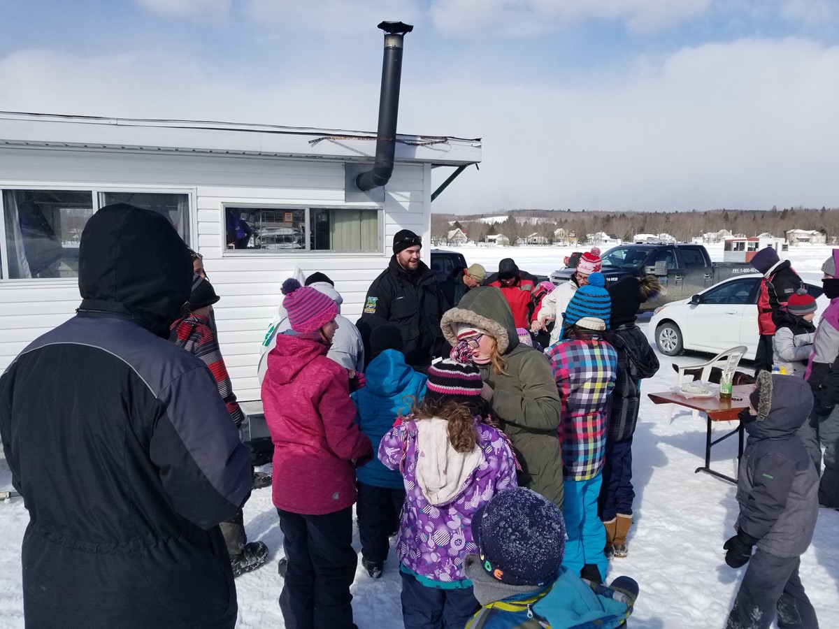 M.Dany Bureau, agent de la faune, prodiguant quelques conseils de pêches aux enfants sur place.