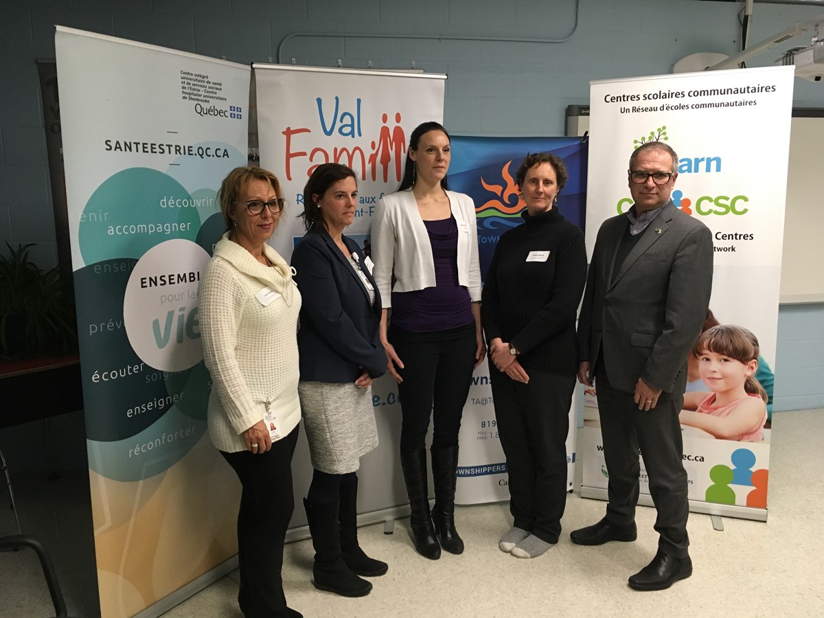 Les partenaires du projet dans l’ordre habituel : Lyne Cardinal, directrice des services généraux et cadre responsable du Réseau local de services (RLS) du VSF, CIUSSS de l’Estrie-CHUS; Émilie Kahr, conseillère-cadre aux services aux anglophones, CIUSSS de l’Estrie-CHUS; Cathy Varnier, coordonnatrice de Valfamille; Debbie Bishop, des Townshippers Association et Éric Campbell de la Commission scolaire Eastern Townships à divers titres.