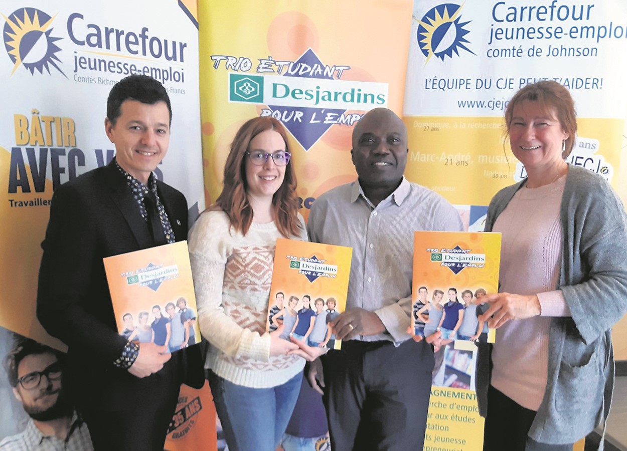De gauche à droite: Joé Robert, directeur Caisse Desjardins du Val-Saint-François, Catherine Thibault, agente de projet , Mounirou Younoussa, conseiller en emploi et Sylvie Bibeau, directrice générale du Carrefour jeunesse-emploi de Richmond et Drummond-Bois-Francs.